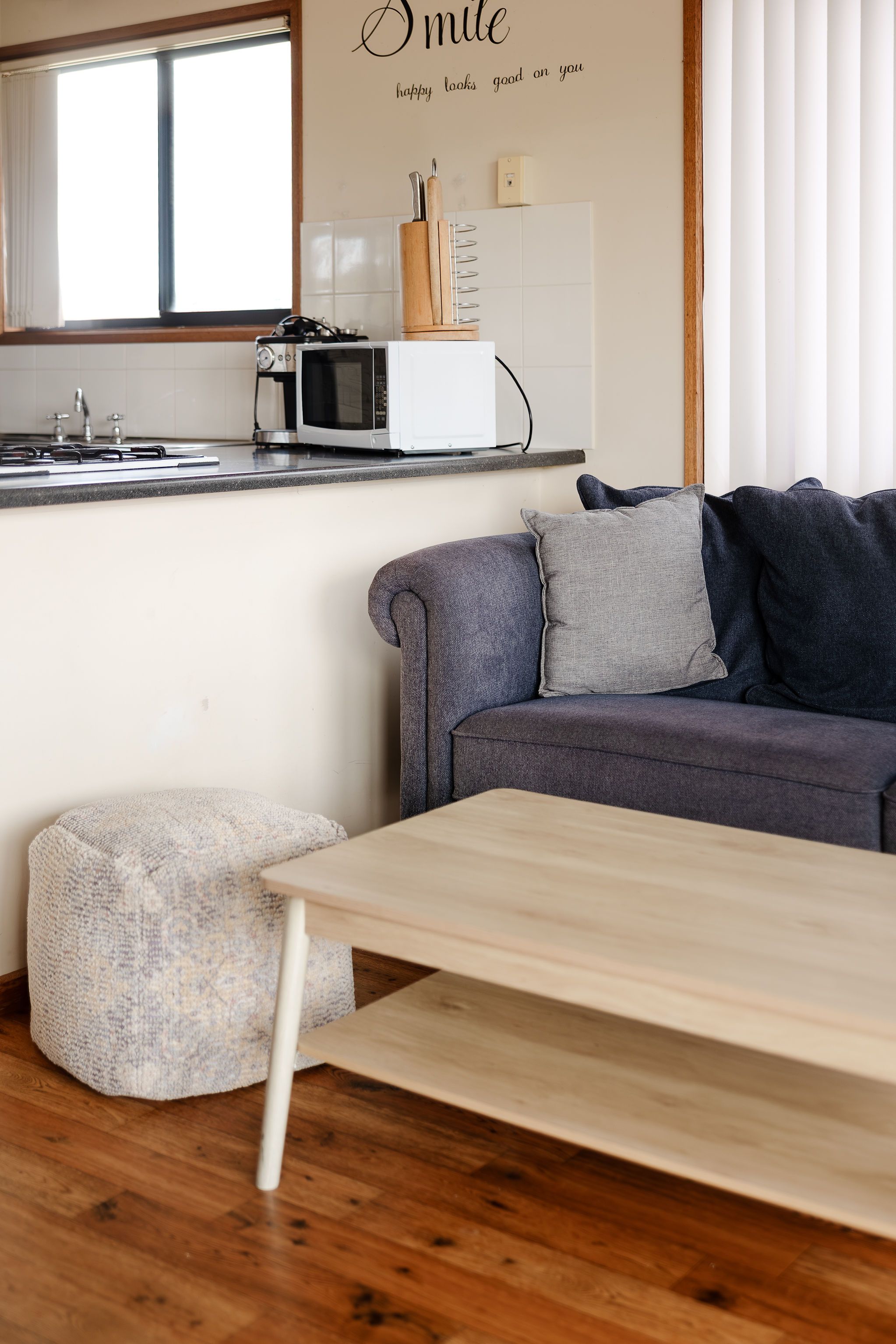 Fully equipped kitchen with a breakfast bar